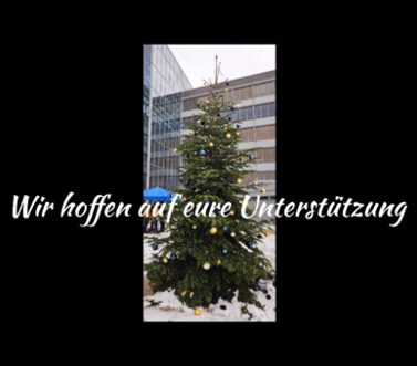 Das Bild zeigt einen festlich geschmückten Weihnachtsbaum, der auf einem schneebedeckten Boden steht. Der Baum ist mit Lichtern und kugelförmiger Dekoration versehen und befindet sich offensichtlich im Freien, vor einem modernen Gebäudekomplex mit Glasfassade. Der Begleittext "Wir hoffen auf eure Unterstützung" deutet darauf hin, dass es sich um eine beabsichtigte Botschaft oder ein Spendenaufruf handeln könnte, möglicherweise für eine Organisation oder Veranstaltung, die Unterstützung oder finanzielle Hilfe benötigt, gerade im Kontext der Weihnachtszeit.