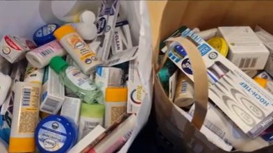 Das Bild zeigt zwei Tüten, die mit einer Vielzahl von verschiedenen Hygieneartikeln gefüllt sind. In den Tüten befinden sich unterschiedliche Produkte, wie Zahnpasta, Mundwasser, Deodorant, Körpercreme und andere Pflegeartikel. Diese Artikel scheinen für den täglichen Gebrauch bestimmt zu sein, möglicherweise für eine Spende oder für den persönlichen Bedarf, wie Reisen oder Organisation eines Vorrats.