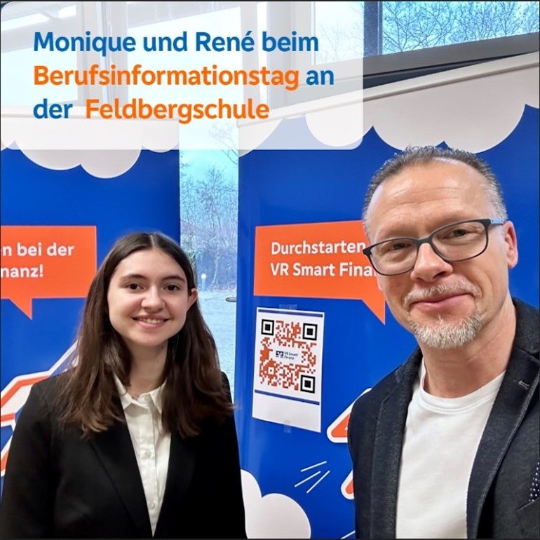 Das Foto zeigt eine Veranstaltung am Berufsinformationstag an der Feldbergschule. Es gibt Plakate von "VR Smart Finanz" im Hintergrund.